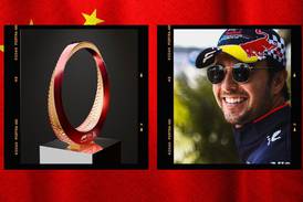 ¡Gánalo, Checo: el trofeo del GP de China se cuelga en el cuello ¡y prende!